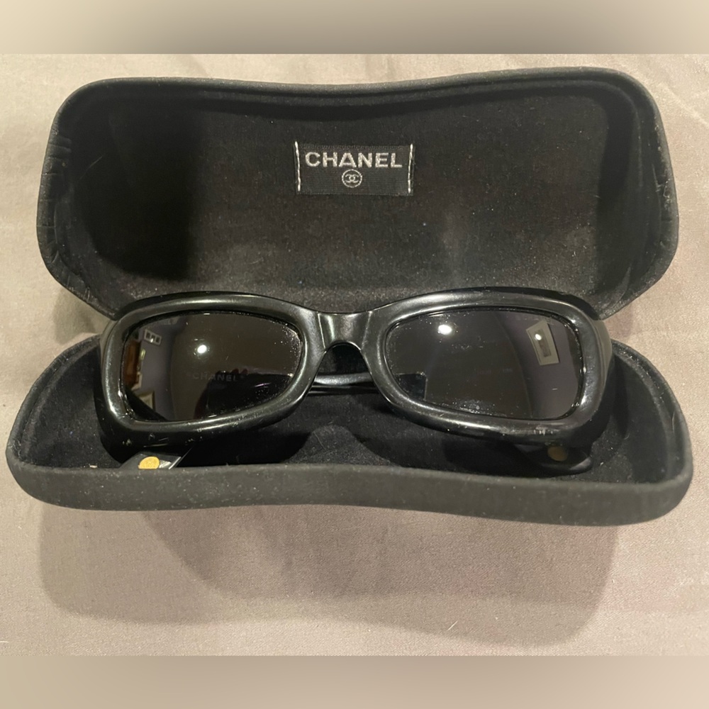 CHANEL Elegant Black Women's Sunglasses
